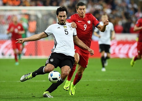 Mats Hummels Zweikampf mit Lewandowski