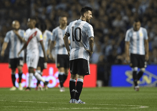 Lionel Messi nach dem zweiten Duell mit Peru in der WM 2018 Qualifikation - © JUAN MABROMATA/AFP/picturedesk.com WM 2018 Quoten