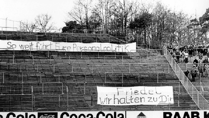 Geteilte Reaktionen der Frankfurter Fans nach dem vorzeitigen Abgang von Kult-Trainer Friedel Rausch am 26.04.1980. © Wolfgang Eilmes/dpa/picturedesk.com Trainer Entlassung Bundesliga Symbolbild