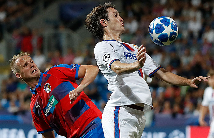 Bild zeigt David Limbersky vs Mario Fernandes © Petr David Josek / AP / picturedesk.com