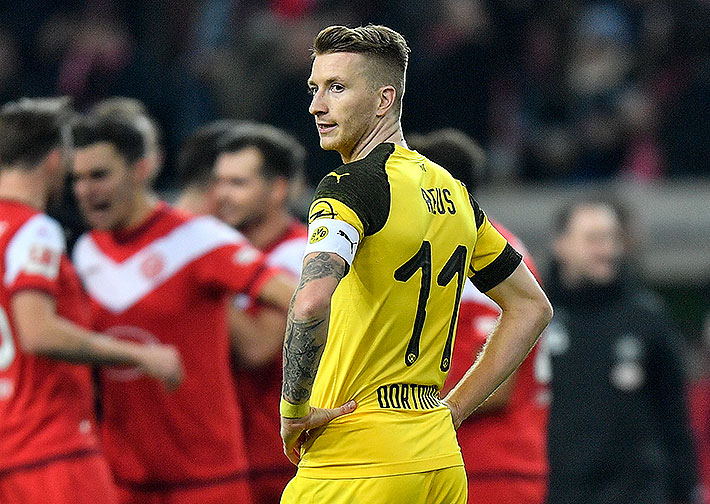 Bild zeigt einen geschockten Marco Reus nach der Partie Dortmund - Düsseldorf © Martin Meissner / AP / picturedesk.com