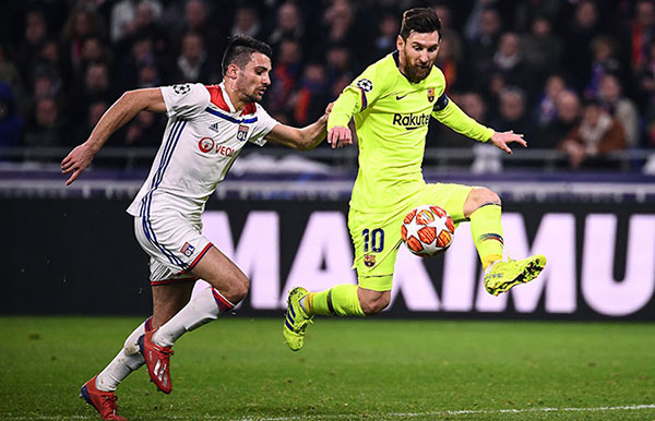 Leo Dubois (l) vs. Messi (r): Szene aus dem Hinspiel (© FRANCK FIFE / AFP / picturedesk.com)
