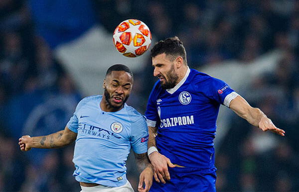 Szene aus dem Hinspiel: Schalke vs. City. (© Rolf Vennenbernd / dpa / picturedesk.com)