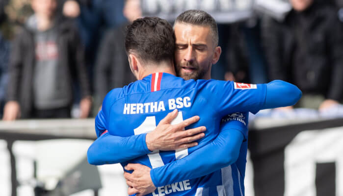 So schön kann Fußball sein: Vedad Ibisevic und Mathew Leckie in trauter Zweisamkeit (© Soeren Stache / dpa / picturedesk.com) Augsburg - Hertha Tipp