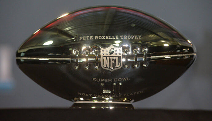 super bowl pokal pete rozelle super bowl mvp pokal