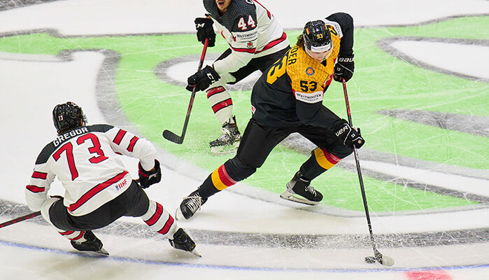 Moritz Seider privat: Gehalt, Freundin & Stats des deutschen NHL Stars
