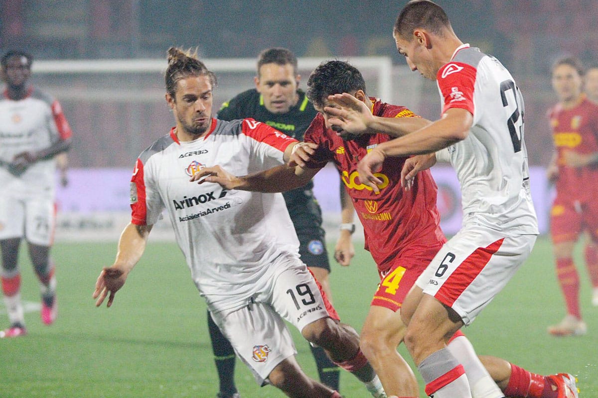 Cremonese Cantanzaro Tipp Bild zeigt einen Zweikampf (© Independent Photo Agency Srl / Alamy Stock Photo)