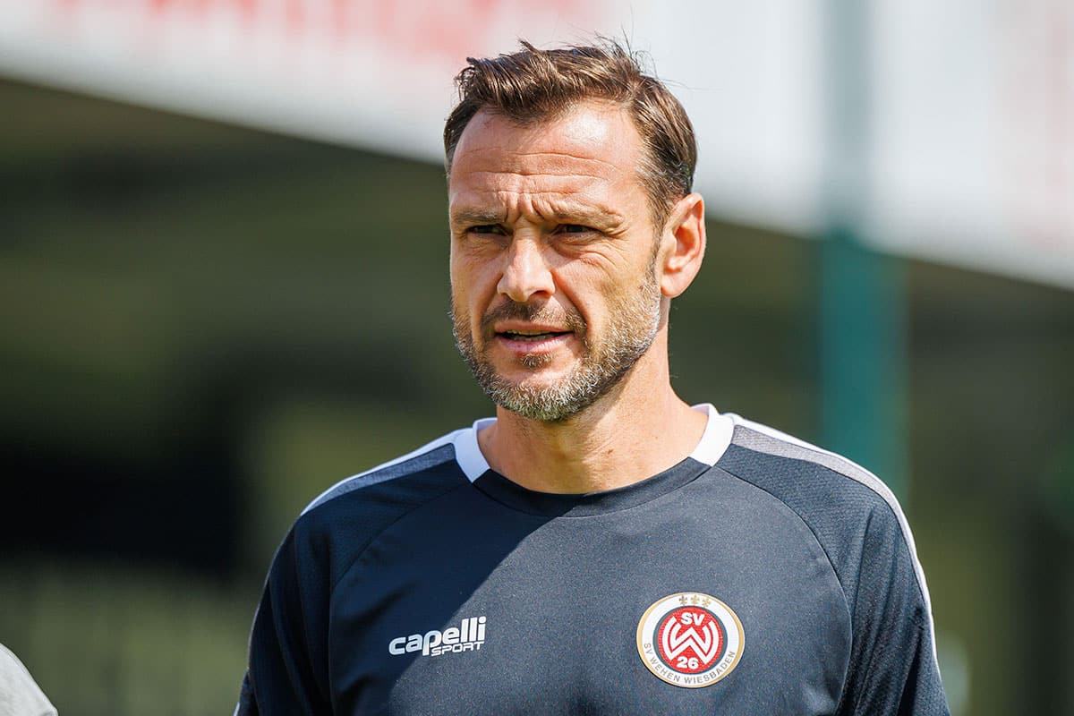Wiesbaden Mainz Tipp Bild zeiht SVWW-Trainer Nils Doering (© Eibner-Pressefoto / Alamy Stock Photo)