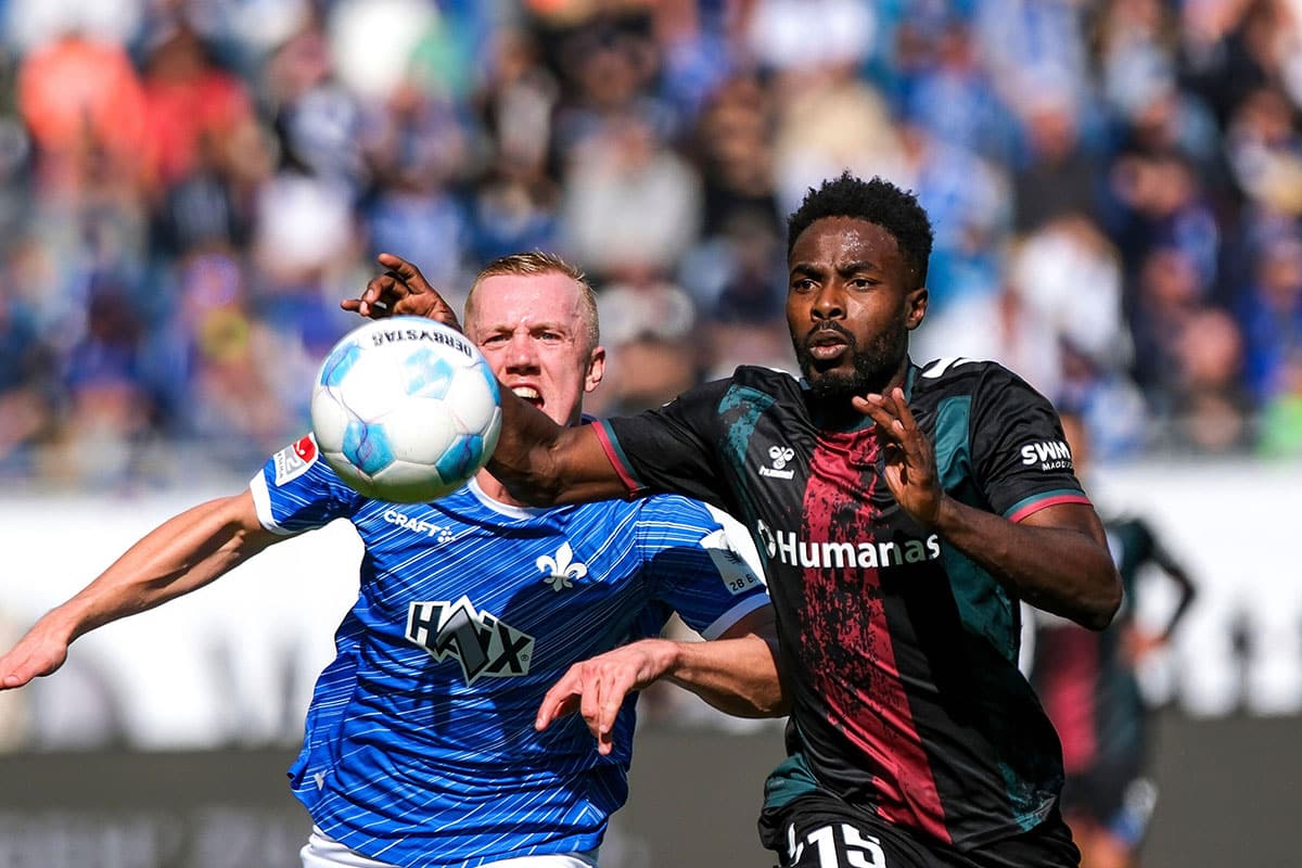 Magdeburg Darmstadt Tipp Bild zeigt Daniel Heber gegen Isac Lidberg © dpa picture alliance / Alamy Stock Photo