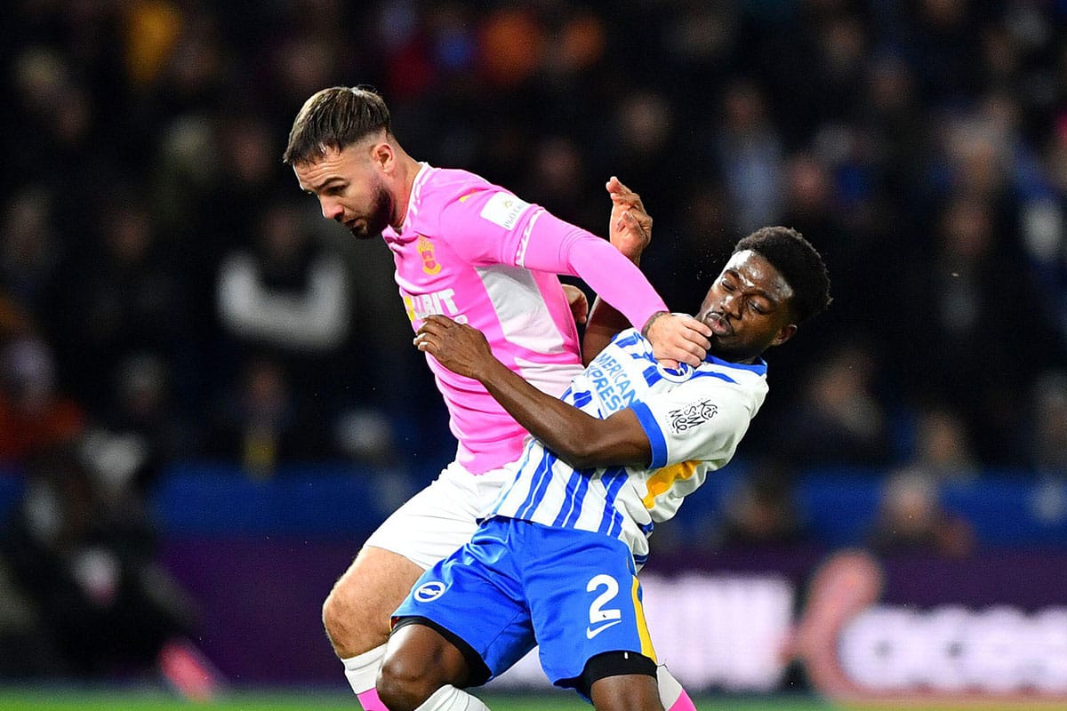 Southampton Brighton Tipp Bild zeigt Adam Armstrong gegen Tariq Lamptey © MatchDay Images Limited / Alamy Stock Photo
