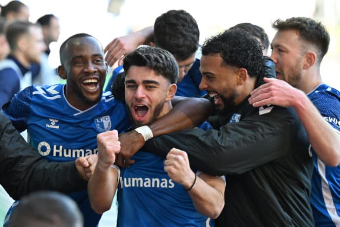 2. Liga heute 26. Spieltag Bild zeigt jubelnde Spieler des 1. FC Magdeburg © dpa picture alliance / Alamy Stock Photo