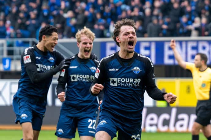 2. Liga heute 27. Spieltag Bild zeigt jubelnde Spieler des SC Paderborn © dpa picture alliance / Alamy Stock Photo