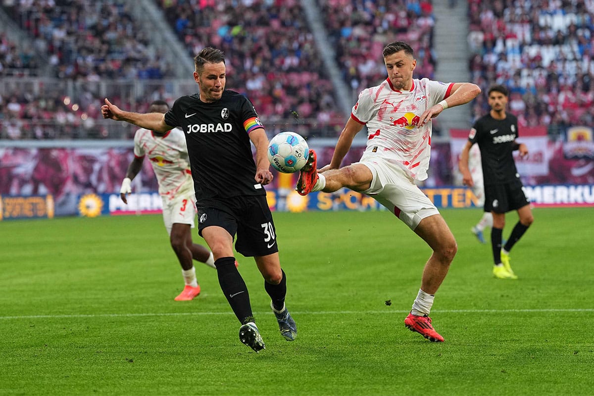 Freiburg RB Leipzig Tipp Bild zeigt Christian Günter gegen Christoph Baumgartner © Sipa US / Alamy Stock Photo