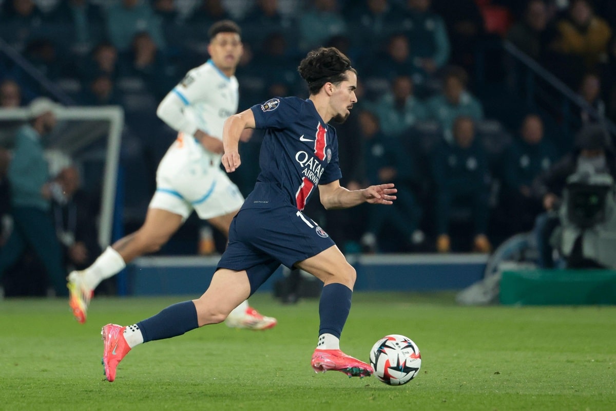 St. Etienne PSG Tipp Bild zeigt Senny Mayulu © DPPI Media / Alamy Stock Photo