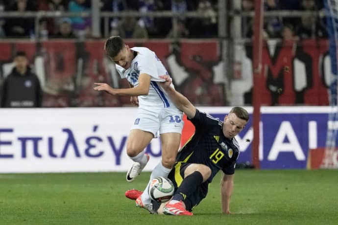 Schottland Griechenland Tipp Bild zeigt Lewis Ferguson (Schottland) und Giannis Konstantelias (Griechenland) (© Associated Press / Alamy Stock Photo)