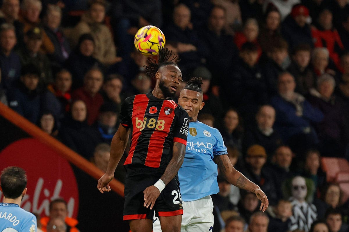 Bournemouth ManCity Tipp Bild zeigt Zweikampf zwischen Antoine Semenyo und Manuel Akanji © Action Plus Sports Images / Alamy Stock Photo