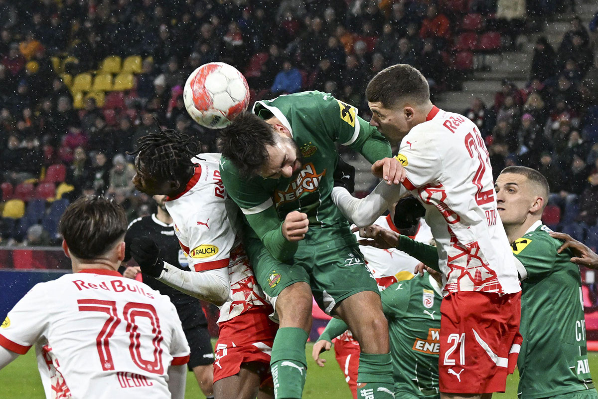 Bild zeigt Rapids Dion Beljo gegen Salzburgs Petar Ratkov/ Experten Tipps Bundesliga Österreich 23. Spieltag © APA-PictureDesk / Alamy Stock Photo