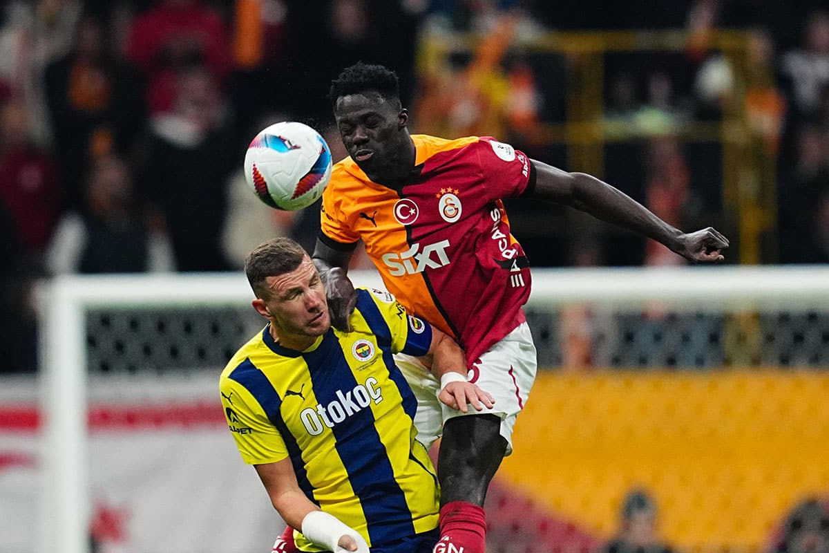 Fenerbahce Galatasaray Tipp Bild zeigt Edin Dzeko gegen Davinson Sanchez © Sipa US / Alamy Stock Photo