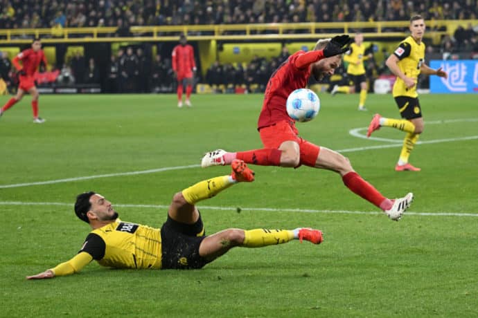 Experten Bundesliga Prognosen 29. Spieltag Bild zeigt Konrad Laimer und Ramy Bensebaini (© dpa picture alliance / Alamy Stock Photo)
