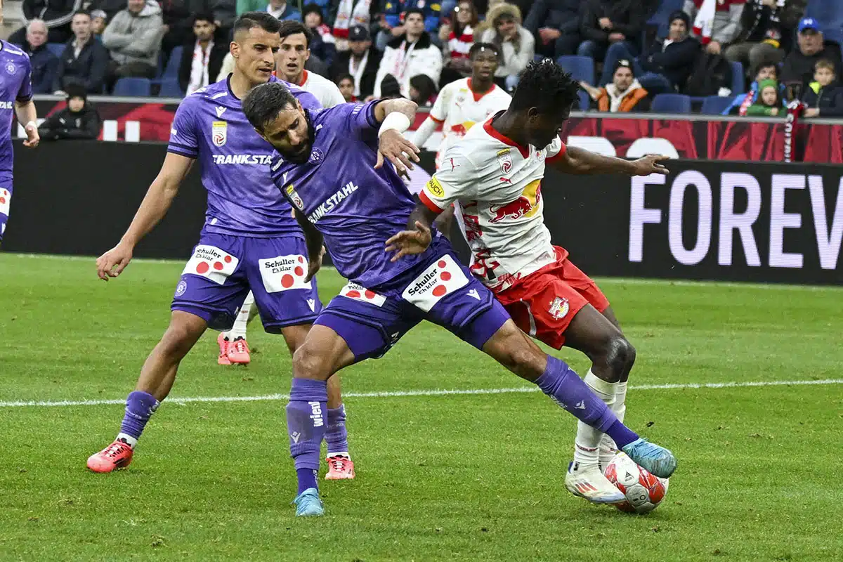 Bild zeigt einen Zweikampf zwischen Karim Konate (Salzburg) und Lucas Galvao (Austria) / Experten Tipps Bundesliga Österreich 29. Spieltag © APA-PictureDesk/Alamy Live News Stock Photo