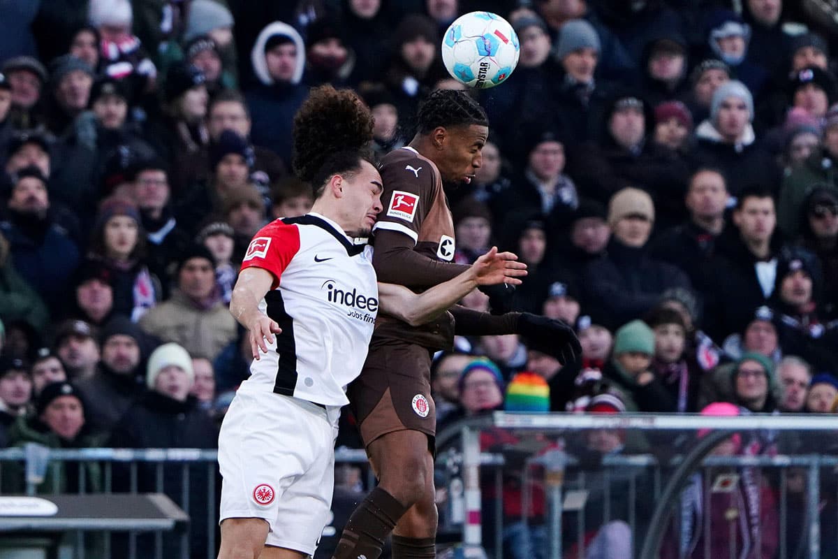 Bild zeigt ein Kopfballduell zwischen Arthur Theate (Frankfurt) und Morgan Guilavogui (St. Pauli) / Bundesliga Over/Under Wetten 33. Spieltag (© dpa picture alliance / Alamy Stock Photo)