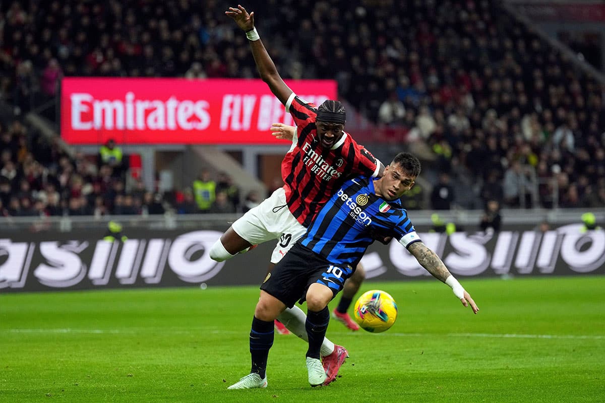 AC Milan Inter Mailand Tipp Bild zeigt Duell zwischen Tammy Abraham gegen Lautaro Martinez © Associated Press / Alamy Stock Photo