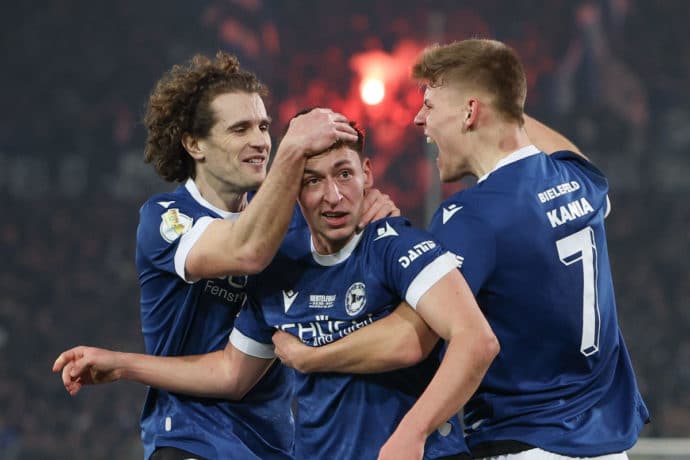 Bielefeld Stuttgart Tipp Bild zeigt Marius Wörl jubelt mit seinen Bielefelder Kollegen (© dpa picture alliance / Alamy Stock Photo)