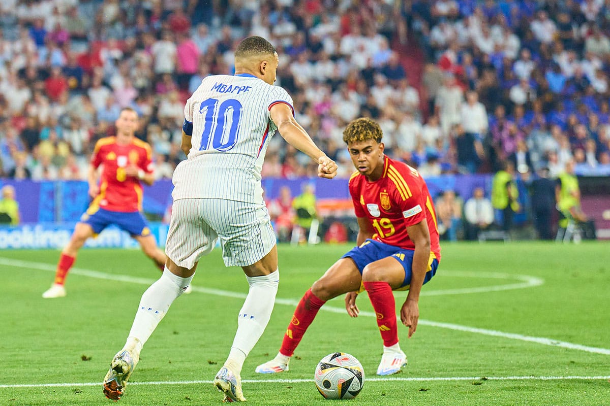Spanien Frankreich Tipp Bild zeigt Lamine Yamal gegen Kylian Mbappe © Peter Schatz / Alamy Stock Photo