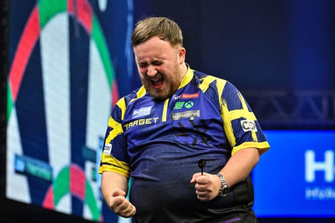 Luke Littler / Darts WM Tipps heute 11.12. (© IMAGO / Pro Sports Images) Darts WM heute 11.12.