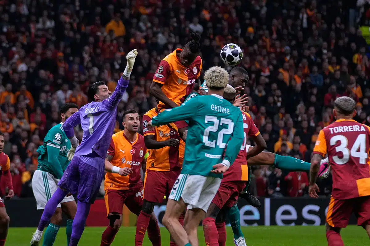 Galatasaray's Wilfried Singo / Liverpool Galatasaray Prognose (© AP Photo/Khalil Hamra) Liverpool Galatasaray Tipp