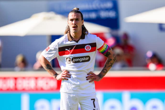 Jackson Irvine / Bundesliga Over/Under Wetten 32. Spieltag (© dpa/Alamy Live News) Bundesliga Over/Under Wetten 32. Spieltag