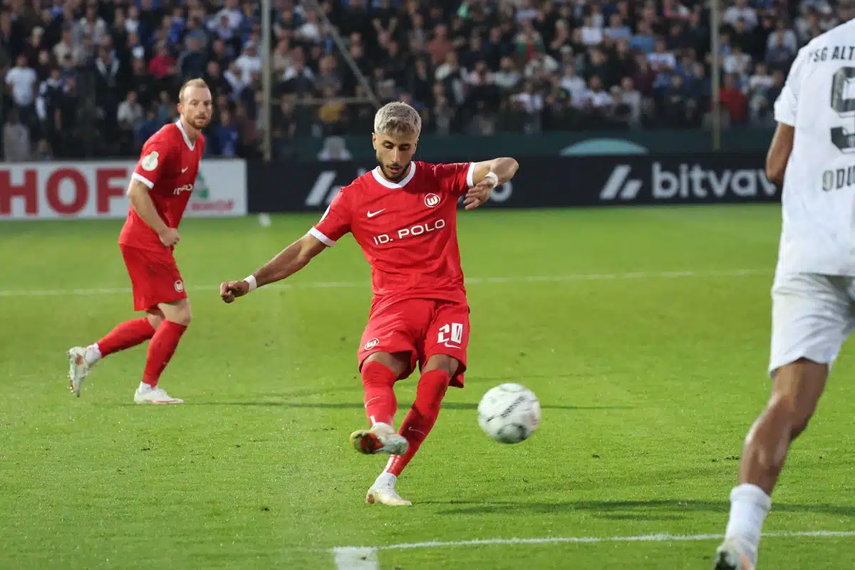Muhammed Damar / Karlsruhe Wolfsburg Prognose (© BEAUTIFUL SPORTS Pressphoto Agency / Alamy Stock Photo) Karlsruhe Wolfsburg Tipp