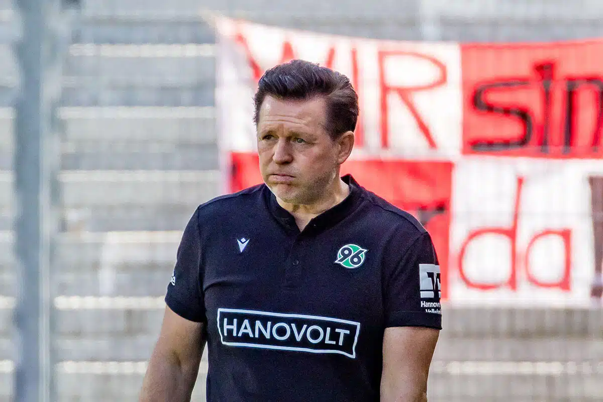 96-Trainer Christian Titz / Hannover Wolfsburg Prognose (© dpa/Alamy Live News) Hannover Wolfsburg Tipp